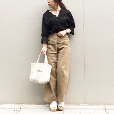 20180425 #今日のコーデ #今日の服
*
#とんこーで
tops: ( @coca_official_store )
pants: ( @uniqlo_ginza )
shoes: ( @randa_pic )
bag: ( @fifth_store )
watch: ( @danielwellington )
↑15%offクーポンコード【tonco】
pierce: (@___luumii )
*
*
今週のテーマ: #モノトーン ◆◇
*
チノパン以外を白黒で
*
*
@fifth_store の5周年記念アイテムの #ロゴランチトートバッグ は幼稚園の送り迎えや近所でのお買い物でヘビロテ中😆💛
*
*
@coca_official_store のレースブラウスは、【SHOPLIST】 @shoplist_official で購入したもの
すっごく安くなってたので、大好きなcocaのアイテムをたくさんget出来ちゃいました😆👍
*
*
今、メガセールの真っ最中なので、是非チェックしてみてくださいね🎶
*
*
*
今日は親子遠足でした
諸々はストーリーをご覧ください😂w
格好はこれをデニムにチェンジして、長靴とリュックサックでした💨
はい、死ぬほど寒かったですwww
お天気のバカヤロー🤣🤣🤣
*
*
*
#SHOPLIST #SHOPLISTA #ショップリスト #ファッション #fashion #ootd #coordinate #シンプルコーデ #プチプラコーデ #着回しコーデ #mamagirl #ootd_kob #ponte_fashion #大人カジュアル #ママファッション #大人ファッション #アラサーコーデ #30代ファッション #ハンサム女子 #きれいめカジュアル #モノトーンコーデ #chao_app #園ママコーデ #ユニクロコーデ #ハイウエストチノワイドパンツ