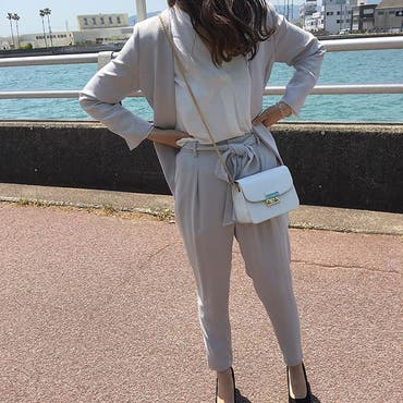 大事な日だったから
綺麗めのセットアップ👗
普段はカジュアルが多いけど
こういう服１つ持っとったら便利！
久しぶりにヒール履いたら高まる☺️👠
セットアップ以外は  @shoplist_official  
 #SHOPLIST   #SHOPLISTA   #mystrada   #setup   #セットアップ   #ブラウス   #ショルダーバッグ   #パンプス 