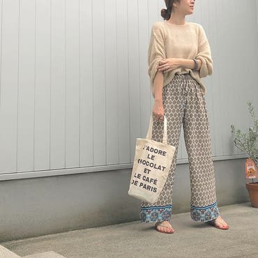  #今日のコーデ   2018/07/09
・
☻…☻…ⓗⓔⓛⓛⓞ…☻…☻
・
・
お洒落な方々が着ていた、コレ
 @shoplist_official  さんのセールで
ちゃっかり買ってました💡
ゆる〜っとなコーデは、妄想です
・
・
・
トップス  @wego_official  
パンツ  @coca_official_store  
サンダル  #mydartagnan 
・
・
・
 #SHOPLISTA   #SHOPLIST 
 #saoコ   #リラックスコーデ   #妄想コーデ   #wego   #サマーニット   #coca   #coca_code   #とろみパンツ   #ワイドパンツ   #リラックスパンツ   #オリエンタル柄   #セリア   #seria   #英字バッグ   #ロゴバッグ   #お団子ヘア   #無造作お団子   #お団子アレンジ   #メッシーバン   #夏コーデ  