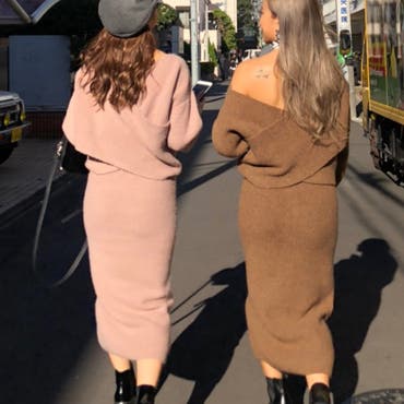 心斎橋OPA店 望月理子 155cm(右)
天王寺MIO店 押川摩耶 160cm(左)
セットアップできれて別々でも着回し抜群のニット♡前のジップは調節できて上のTOPSは後ろのデザインがクロスになってて可愛い♡丈感は長めですがウエストがゴムなので着丈に合わせて履いていただけます！友達とおそろいCODEにも♪