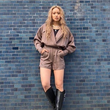 ライダースの様なジャンプスーツは1枚でかっこよく決まります！！ インナーを変える事で様々なシーンや季節で使えます。