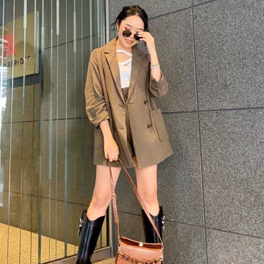 リネン素材のシンプルなジャケットとハイウエストショートパンツのセットアップです♡♡
インナーはアシメのデザインのニットトップスです！デイリーにはもちろんリゾートスタイルなどどのシーンでも大活躍間違いなしです！☆