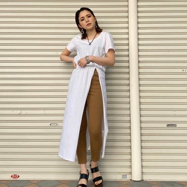 ロング丈のTシャツは大人っぽく着れ、体型カバーも出来るのでおすすめです♡♡♡カジュアルになりすぎないようベージュのスキニーパンツで女性らしさをプラスしました！☺︎
