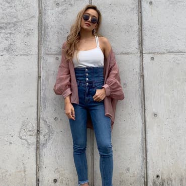 シンプルながらも今年らしい素材感のシャツはとにかく着回し抜群！！定番のデニム合わせは足元にさりげない柄をもってくることで一気にトレンド感のあるコーデになります！