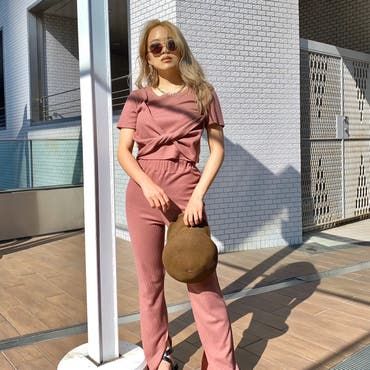 上下着回し抜群のセットアップはTOPSは今年らしいショート丈と長すぎないボトムはぺたんこシューズでも合わせれる丈感です。ワッフル素材が涼しく着れるので真夏まで使えるアイテムです！