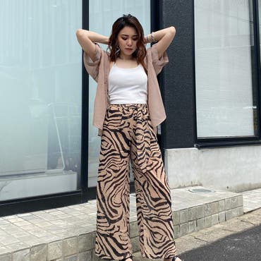トレンドのゼブラ柄もブラウンコーデでまとめると大人っぽい印象に◎♡ 159cmの私がフラットシューズで履ける丈感のワイドパンツは楽チンでこれからの季節沢山着回せます！ヒールでのコーディネートも載せているので是非参考にしてみて下さい！