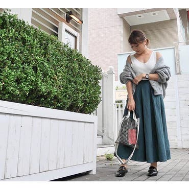 探してたグリーンスカートを発見👀
カラーも丈感もバッチリ👌
ピーチスキンの素材がこれからの時期にぴったりで出番が多くなりそう❤
.
.
そしてリブニットタンクは白をチョイスして着まわしができるように🤚
.
共に  @shoplist_official  で😍
.
.
skirt  @titivatejp  
cardigan  @dholic_official  
shoes  @gu_global  
bag  @beautifulpeople_officialsite  
watch  @klasse14  .
.
.
 #秋コーデ   #秋ファッション    #おちびファッション  #おちびコーデ   #おちびの輪   #低身長   #低身長コーデ    #sサイズコーデ   #sサイズ   #ラフファッション   #カジュアル   #着回しコーデ   #ママコーデ   #ママファッション   #女の子ママ   #coordinate   #ponte_fashion   #服好きな人と繋がりたい    #大人カジュアル  #大人女子   #ファッションコーデ   #お洒落さんと繋がりたい    #プチプラコーデ   #igfashion    #japanstyle   #outfit   #ootd   #今日のコーデ   #shoplist   #shoplista 