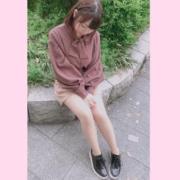 最近のお気に入りpart2
.
.
春ブラウス☺︎
春にあえての茶色が最近好き好き🌷❤︎
.
.
外やのにカバンも持ってないから
迷子の子みたいっていわれた☺︎
.
.
 #shoplist   #shoplista 