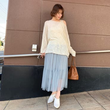 透け感のあるシアーニットに軽やかなチュールスカートの組み合わせ◎
全体的に淡い色の組み合わせなのでバッグでアクセントに！