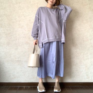 ワントーンのパープル系のコーデにベージュの小物を◎
ニット素材で軽くて履きやすいスニーカーは、カジュアルすぎずに履ける1足！！