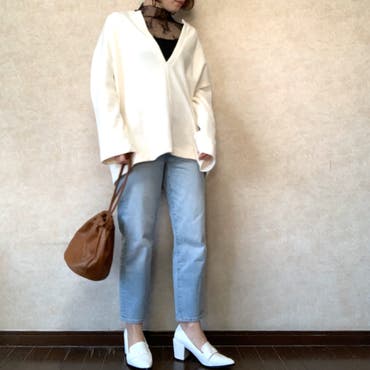 デニムコーデでもシアー素材を取り入れることで一気に女性らしく◎
トップスと合わせて足元もホワイトのヒールローファーでスタイリッシュに！