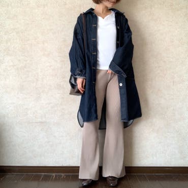 サラッと羽織れるBIGサイズのデニムシャツ！
トレンドのプリーツのキックフレアパンツで旬なコーデに★

足元もローファーでおしゃれな着こなしに◎