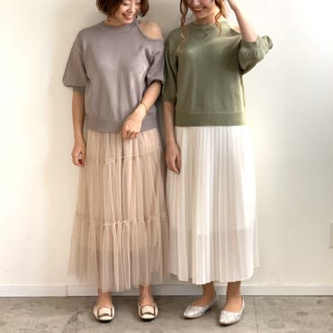 アシンメトリーでのオープンショルダーなので程よい露出感で着やすいニット◎
ゆるっとロングスカートで合わせても大人可愛く着こなせます♪

※私はモカニットとチュールスカートを着用しています