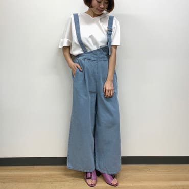 ホワイト×ブルーのデニムでさわやかコーデに◎
シューズでパープルを差し色として取り入れアクセントに！
　
サロペットは肩紐調整も出来るので私でも丁度良く着れました！
ウエストはゴム入りで余裕あります！