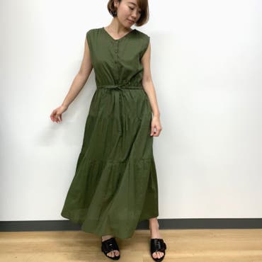 大人な雰囲気のティアードワンピースはブラックミュールで引き締めポイントに◎
しっかりと長めのマキシ丈でふんわりと動きのあるデザインがおすすめです！