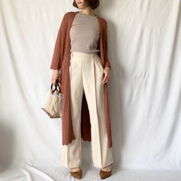 グレージュとアイボリーの淡いコーデにくすみピンクのカーディガンでアクセントに◎

シューズはつま先部分が長すぎないのでロングパンツとでも相性抜群！
サイズもちょうどいいです！！