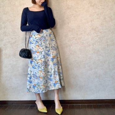 鮮やかな花柄スカートをネイビーのトップス合わせで大人可愛くまとめました◎

スカートの花柄に入っている色を差し色などに入れるとバランスよく着こなせますよ！

スカートはウエストゴムで楽に着用でき、ミュールもサイズ感もちょうどよく痛くならないので愛用しています！！