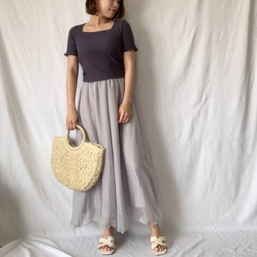 軽やかなシフォンパンツにカゴバックとホワイトのサンダルで清涼感をプラス◎

さりげなくキラキラする細かいグリッターが大人っぽくて、楽に履けます！
