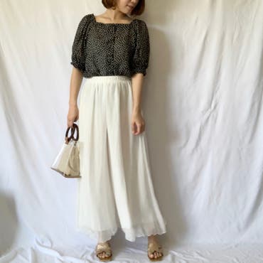 モノトーンのコーデのアクセントにゴールドのグリッターサンダルが映えるコーデです！

ヒールがアクセントになるので後ろ姿も可愛いと思います◎