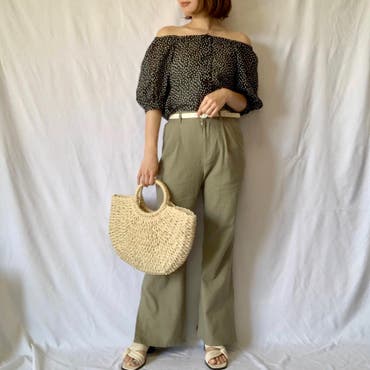 ブラック×カーキのダークトーンな組み合わせですが、ベルトがホワイトなので合わせてサンダルもホワイトにしました！

ホワイトとかごバッグの小物を取り入れるだけで夏らしいコーデになります◎
サンダルは柔らかいのでかなり履きやすくなっています♪