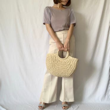 パンツに合わせやすいクリアサンダルは、シルバーなら大人っぽくまとまるのでお気に入りです◎
太くて安定感のあるヒールが楽に履けます！