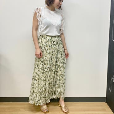 イエローベースのスカートにゴールドのサンダルでアクセントに◎
サラッとしているサマーニットのトップスはこれからの時期にも着やすくなっています！