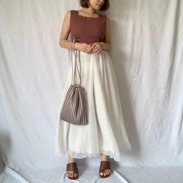 ベリー色のトップスに暖色系でブラウンのトングサンダル合わせに◎
シフォンパンツで軽やかに大人可愛く着こなせます！