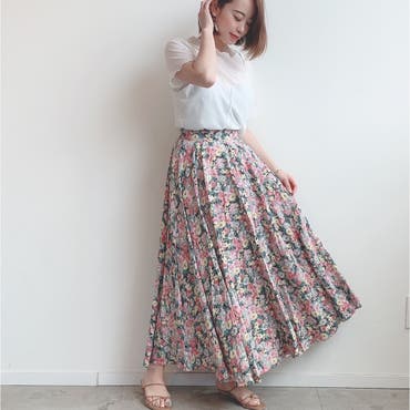 華やかな花柄スカートが映えるようにトップスはホワイトでシンプルに◎
ヌーディな細めのストラップサンダルで大人可愛く！