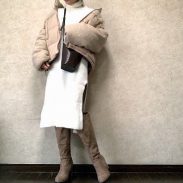 ネックボタンが可愛いワンピース♪
サイドに深めのスリット入りなのでニーブーツで合わせて大人可愛く◎
ベージュとホワイトの組み合わせでトレンドの組み合わせに！