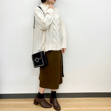 ホワイト×ブラウンコーデに高見えするデザインバッグをプラス◎