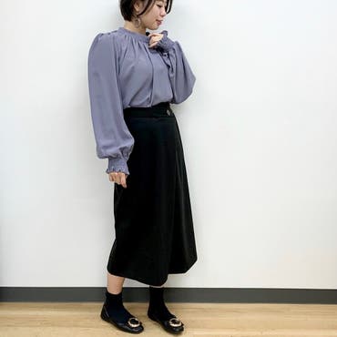 パープルのブラウスが映えるようにブラックのスカートとシューズですっきりとまとめました！