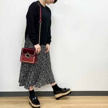 1枚でレイヤードスタイルが楽しめるワンピース！！
ブラックのシンプルなコーデにレッドのバッグでアクセントを◎