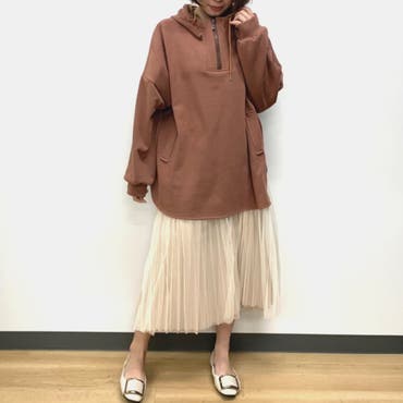 ピンクベージュ×アイボリーで春らしいエクリュカラーコーデに◎
トップは濃く、足元は淡くと上下で色バランスを分けて着こなしに！