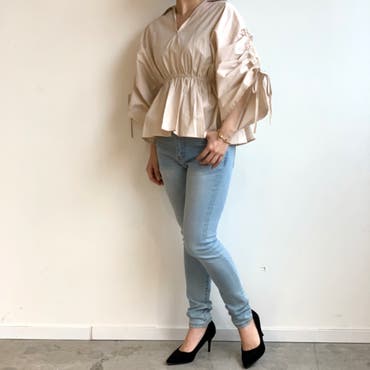 ボリューム感のあるブラウスはスッキリとスキニー合わせ◎
足元もパンプスで綺麗めに！