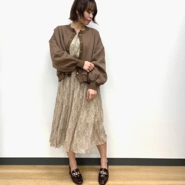 アイボリー×ブラウンで旬な組み合わせに◎
長すぎない着丈のカーディガンはワンピースとも相性抜群！
シンプルながらもアクセントになるチェーンローファーは濃いめのブラウンがコーデにも取り入れやすくなっています♪