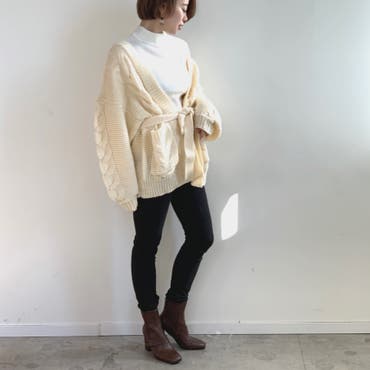 ゆったりとオーバーサイズのニットカーディガンがスッキリと見えるようにブラックのスキニーとブラウンのブーツで引き締め◎
大人カジュアルコーデにまとめました！