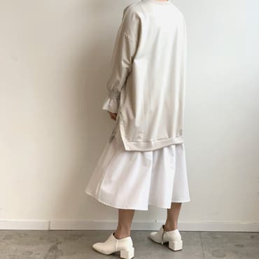 アイボリーのワンピースをホワイトシューズ合わせでシンプルなワントーンコーデに◎
ワンピースの着丈がふくらはぎ半分くらいなのでブーティーやソックス合わせなどが映えます！