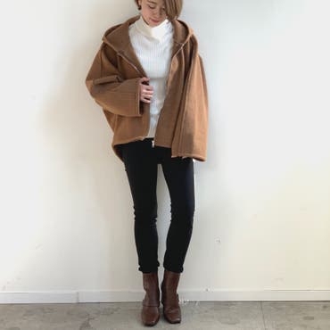 モノトーンのインナーにアウターとブーツをブラウンでトレンド感のあるコーデに★
バルキーシルエットのアウターなのでインナーはタイトにまとめました！