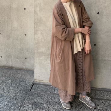 ベージュ×ブラウンの
グラデーションコーデ＊
ナチュラルに仕上げつつ、
足元はスニーカーで
ちょっと崩して。
