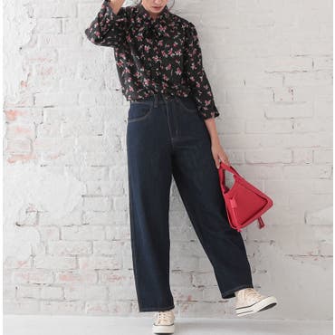 フェミニンな印象の花柄ボウタイブラウスは、いつものデニムに合わせて古着テイストに。
花柄だしボウタイブラウスはフェミニンすぎて…という大人女子にもデニムと合わせればカジュアルに取り入れやすいのでおすすめ♪