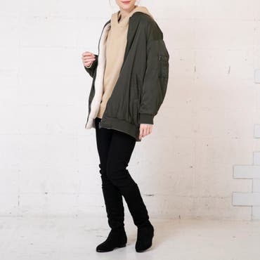 "トレンドから定番アイテムへとなったMA-1。
メンズのアウターを着ているかのような、だぼっとしたサイズ感が特徴で リラックス感のある着心地なのにしっかり暖かく、こなれ感まで手に入ります。
オーバーサイズのアウターはタイトなボトムスと相性抜群。
上半身のボリュームが下半身をスリムに見せてくれ、着痩せ効果も◎
ボトムスはブーツインスタイルで足元までカラーを統一させることでさらに脚長スタイルアップも狙えます！
カジュアルアイテムでまとめても、ベージュや白などのカラーを持ってくると、女っぽさを加える事