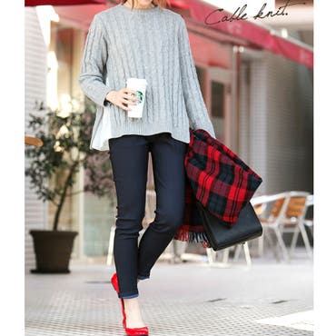 "ケーブル編みニット×スキニーデニムにチェック柄ストールをプラスしたコーディネートは、女性らしさ抜群。
一見シンプルなニットですが、ほんのりAラインシルエットとサイドがシフォン切り替えになったデザインでこなれた雰囲気に♪
赤いバレエシューズとベレー帽でパリジェンヌ風に大人可愛いスキニーデニムコーディネートが完成☆
配色に暖色アイテムをちりばめたコーデは、冬デートにもおすすめのスタイリングです。"
