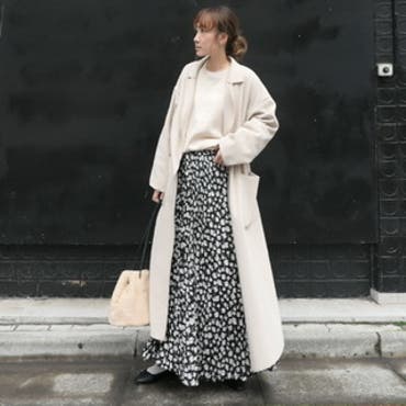 大人でも合わせやすい花柄が可愛いプリーツスカート♡

他のアイテムを全てベージュ系でまとめてみました！