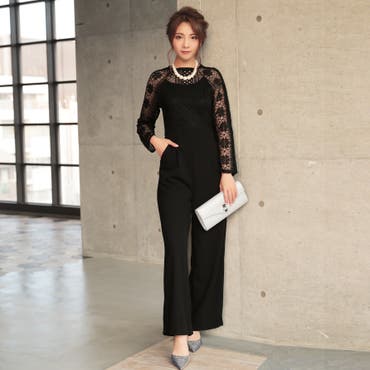 ブラックのパンツドレスにシルバーの
バッグとパンプスでクールに引き締め◎