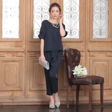 ネイビーのセットアップに
シルバーの小物でシンプル＆上品に◎
結婚式や披露宴などのフォーマルにはもちろん、
オフィスカジュアルとしても活躍してくれる一着です♪♪