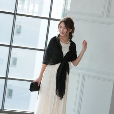 淡いベージュのワンピースには
はっきり色を主張してくれるブラックを。
ベースが控え目なので、
赤や黄色、ブルーなども爽やかで◎