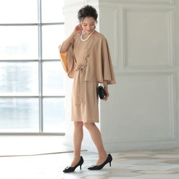 ユニークなポンチョデザインで
肌の露出を抑え、フォーマルに最適な仕上がりに。
淡い色味でふんわりしすぎないよう、
小物はブラックで統一、差し色として
赤や緑でもおすすめです◎