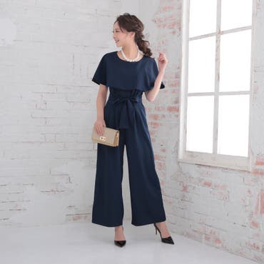 ポンチョ風デザインのパンツドレスに
ワンポイントとしてゴールドのバッグをチョイス◎
ウエストマークでスタイルアップも◎
ゴールドの他にもワインレッドやグリーンもおすすめです！