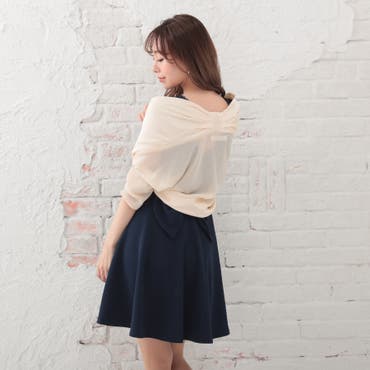 ネイビー×柔らかめベージュで
女の子らしく演出◎