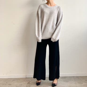 グレー×ブラックのシンプルなコーデのワンポイントにチェック柄のパンプスを！
グレーのニットはラメも入っているから高見え◎